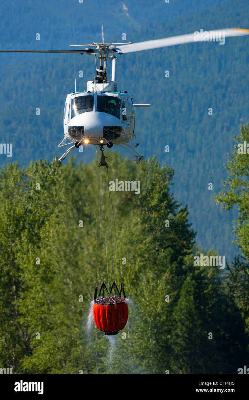 firefighting helicopter lifting a load of water Stock Photo Alamy