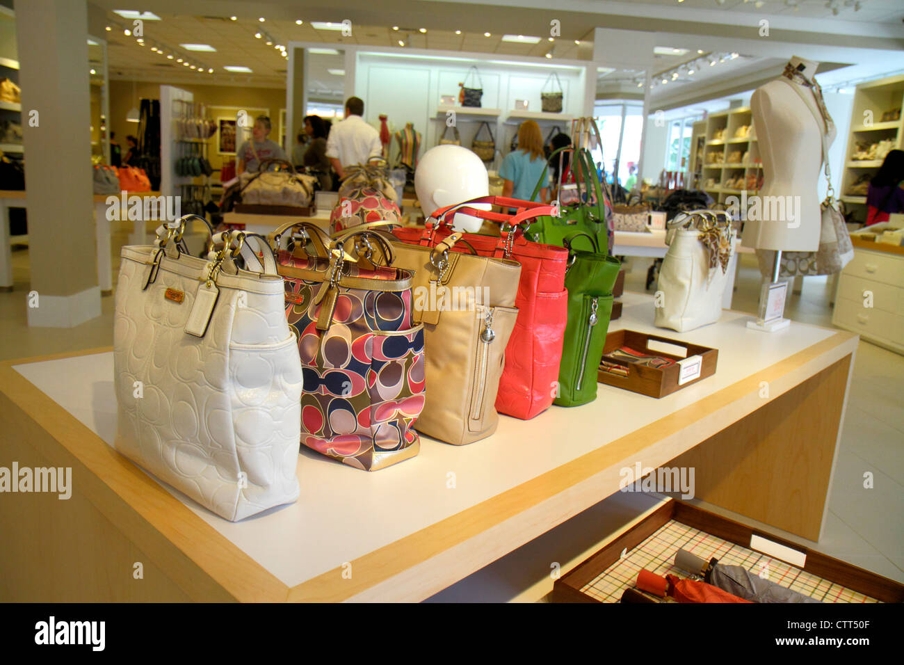 lacoste outlet miromar