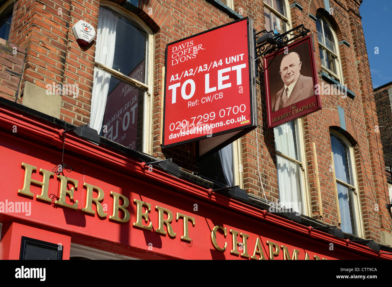 ' To Let ' sign outside a London pub Stock Photo