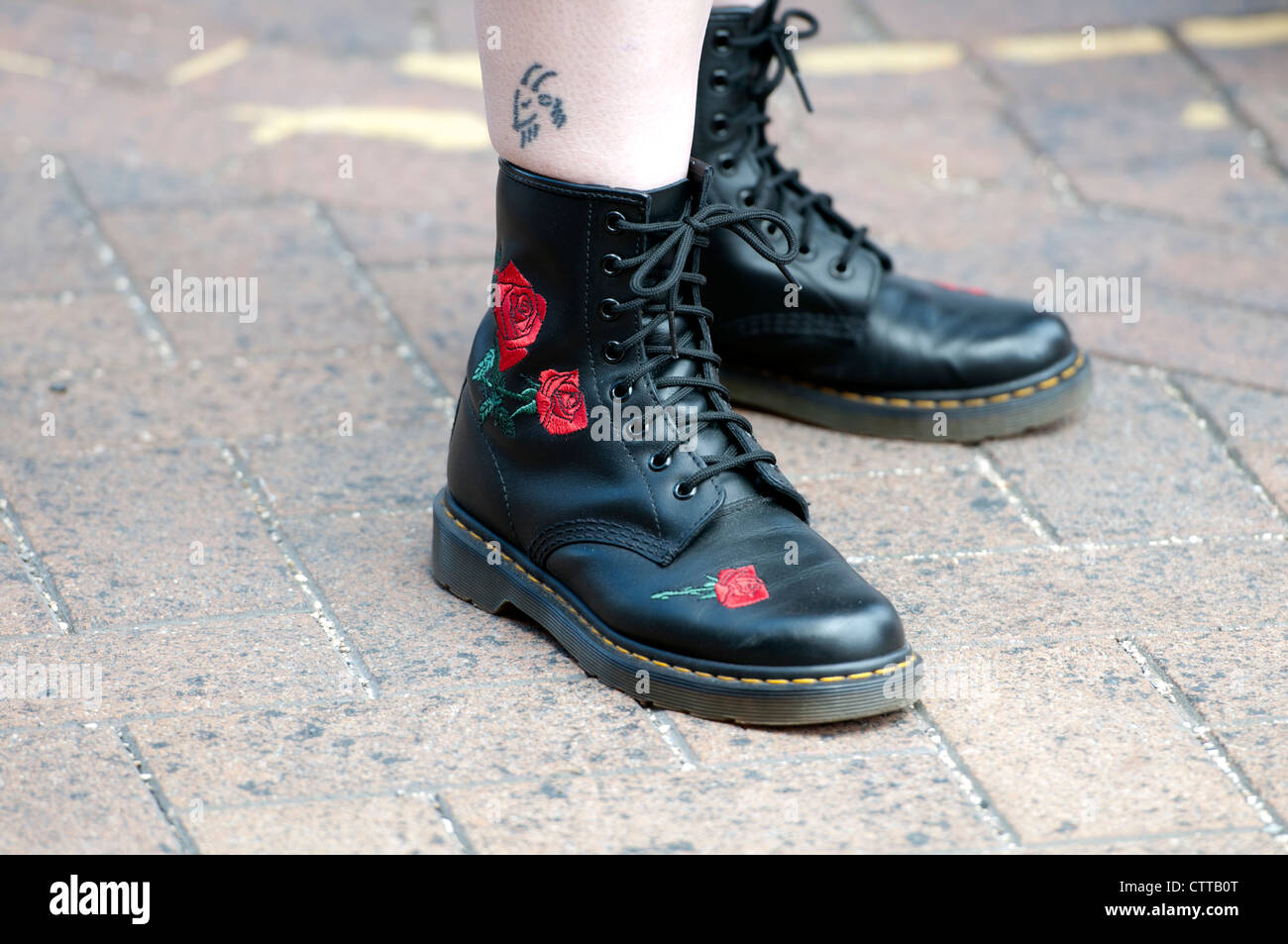 Black doc best sale martin boots