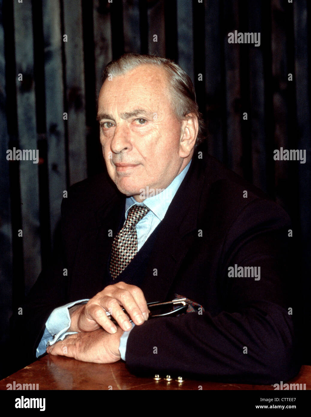 Author Gore Vidal poses for photographers on February 12, 1993. Vidal passed away at the age of 86. (© Richard B. Levine) Stock Photo