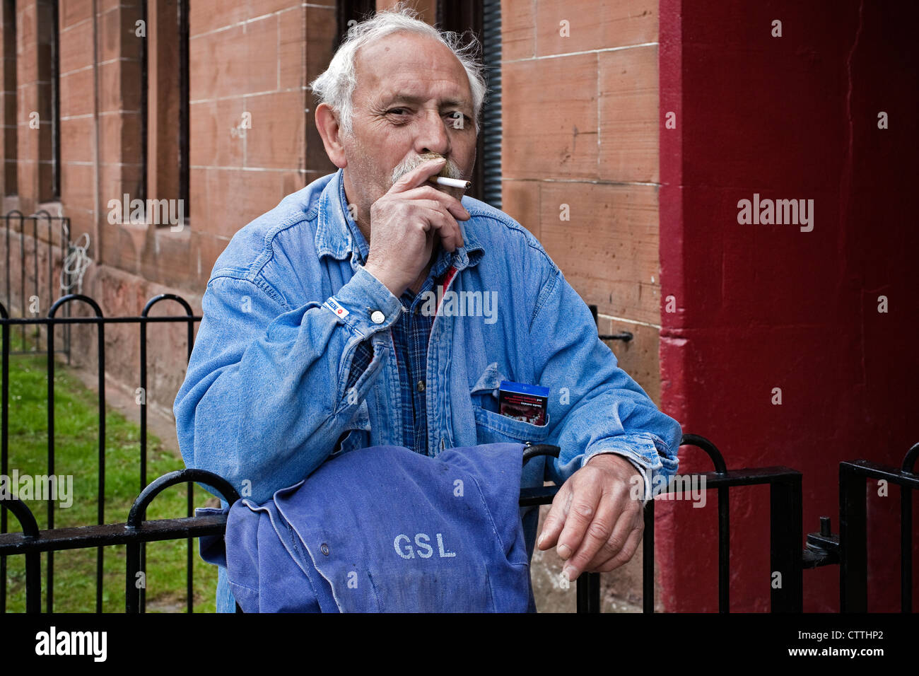 Robert Snell, pensioner, and resident of Elder Street, Govan, Glasgow standing outside his tenement house in Govan, Glasgow Stock Photo