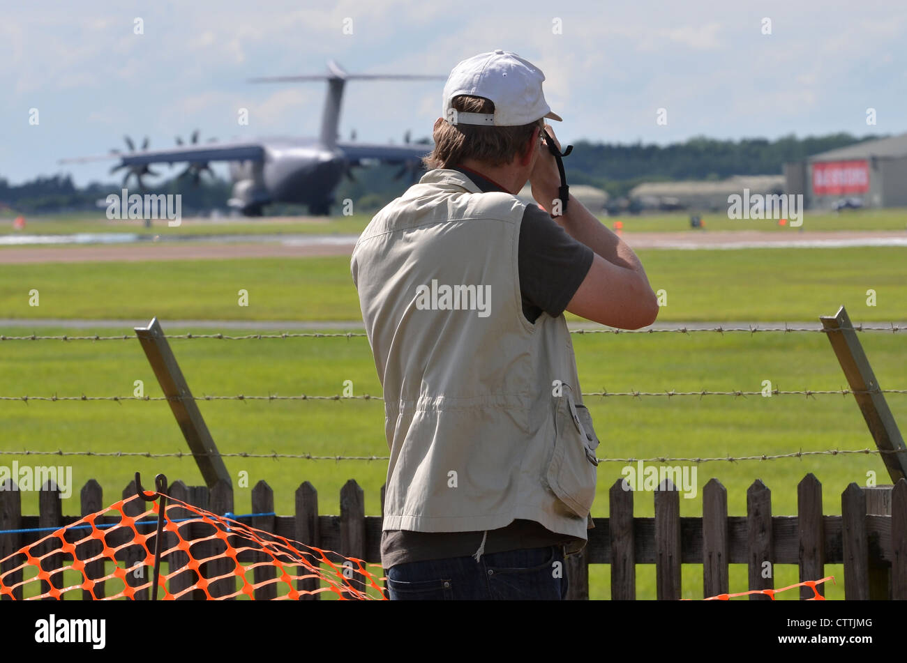 Plane spotter photographing aircraft arrivals for the International Air Tattoo at RAF Fairford Stock Photo