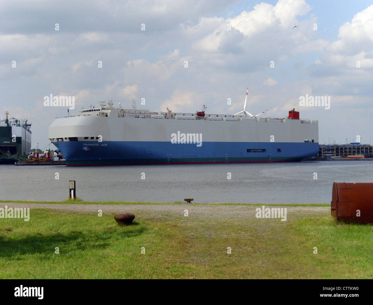 The car carrier '''Paradise Ace''' from Mitsui O.S.K. Lines in the port