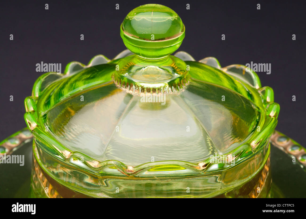 Top view of a Ranson 'gold band' Vaseline 'uranium glass' round covered butter dish produced by - Stock Image