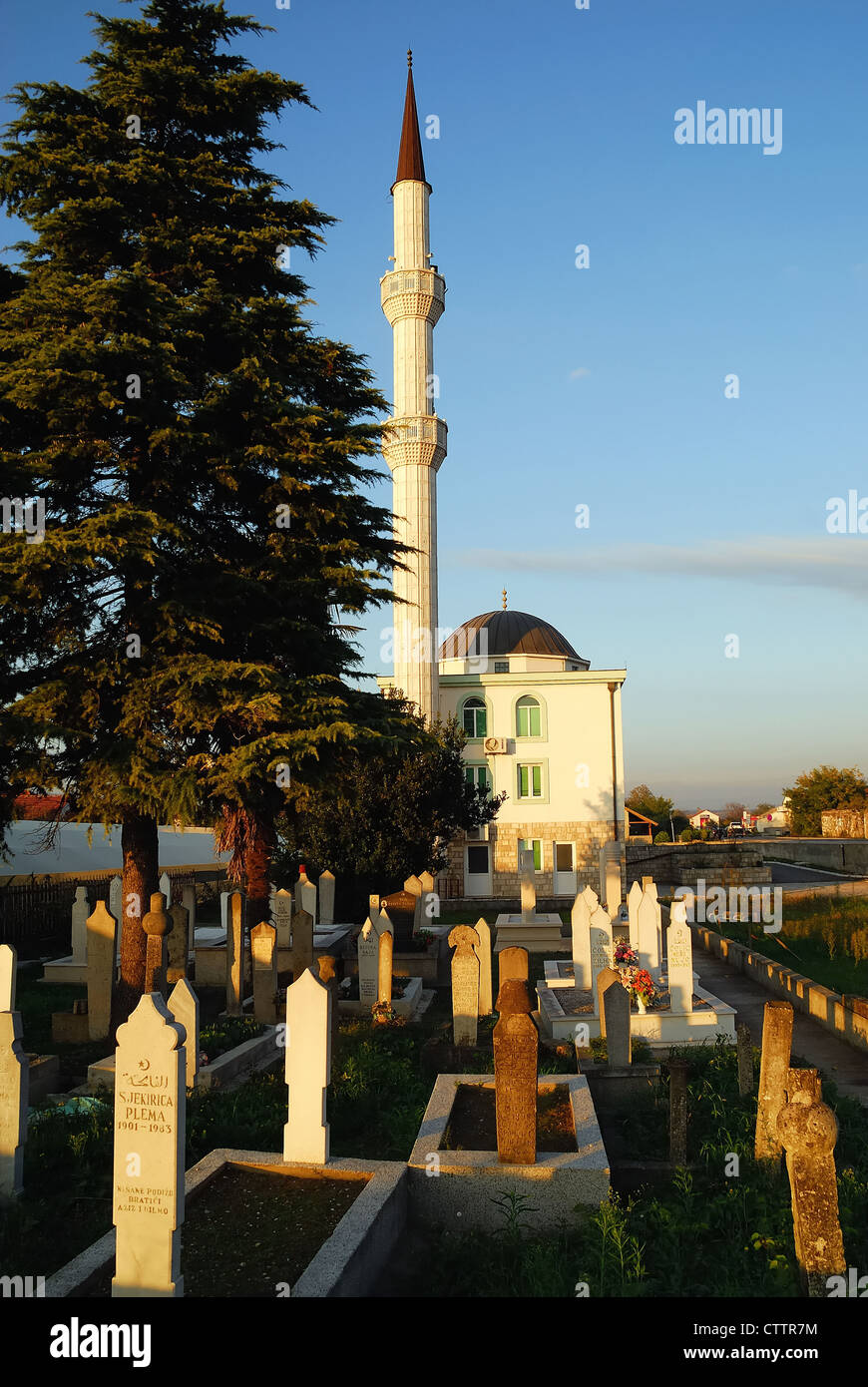 Bosnia and Herzegovina, Visici :  the new mosque and the Muslim war cemetery. Stock Photo