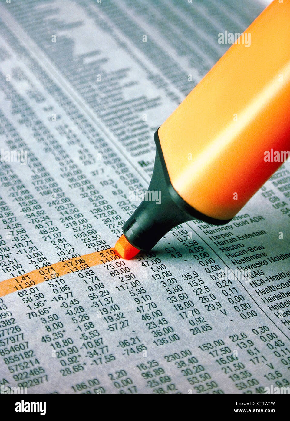 Textmarker markiert Aktienkurse im Wirtschaftsteil einer Zeitung Stock Photo