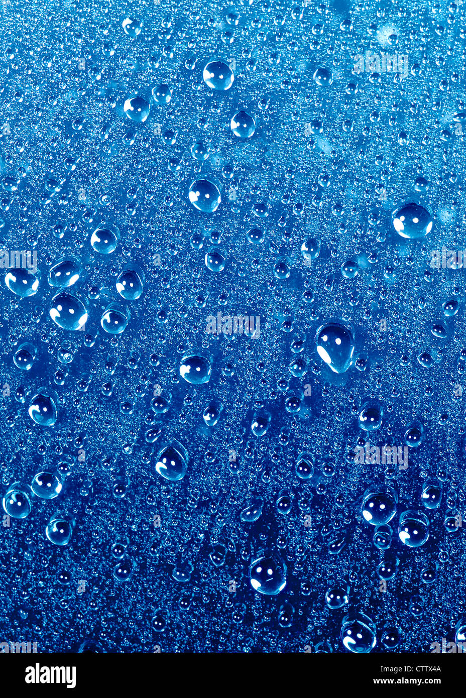Water drops on a coated surface - Perlende Wassertropfen auf beschichteter schwarzer Platte Stock Photo