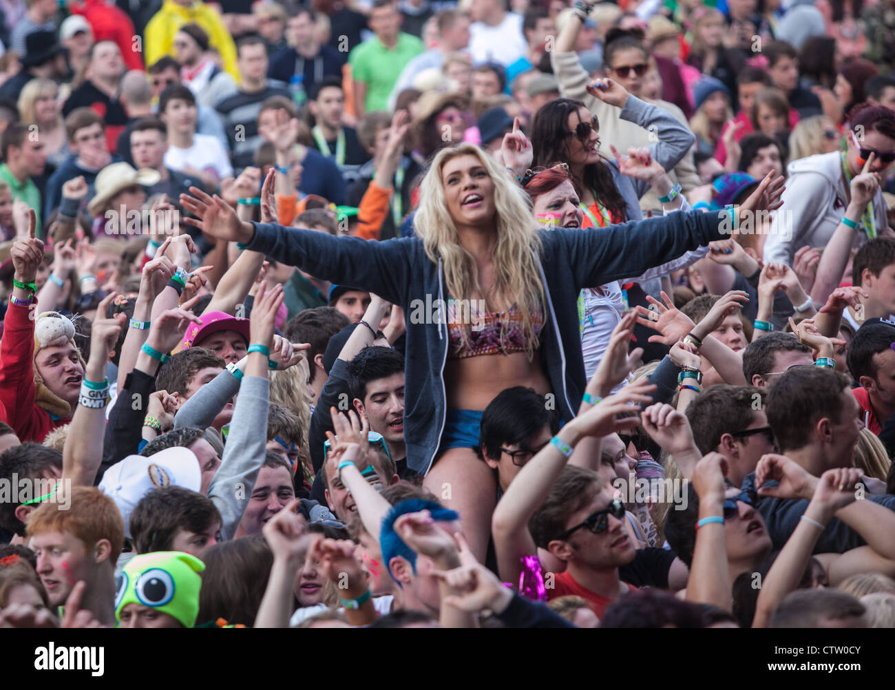 Festival crowd hi-res stock photography and images - Alamy
