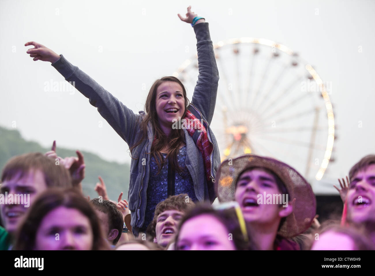 Music festival crowd hi-res stock photography and images - Alamy