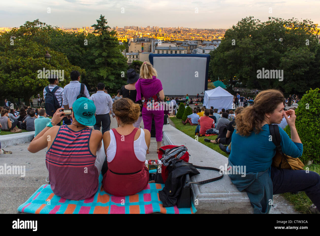 Paris, France, Open Air, Couples, in Audience at Outdoor French CInema Show, 'Forum des Images', in the Butte Montmartre Park, teenagers outside urban, Large Crowd, People, outdoor movies Stock Photo