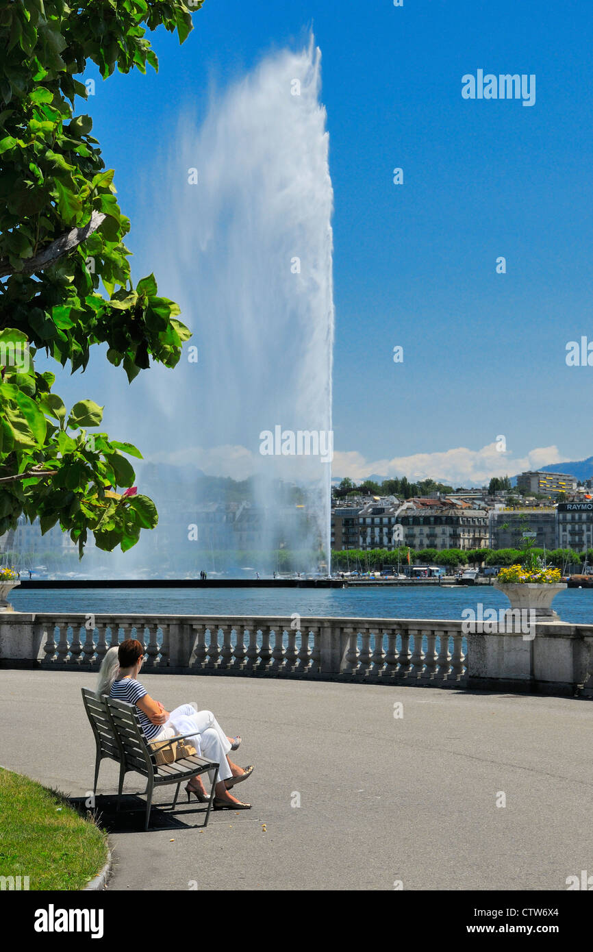 The promenade and landmark water fountain in Lake Geneva, Geneva, GE, Switzerland Stock Photo
