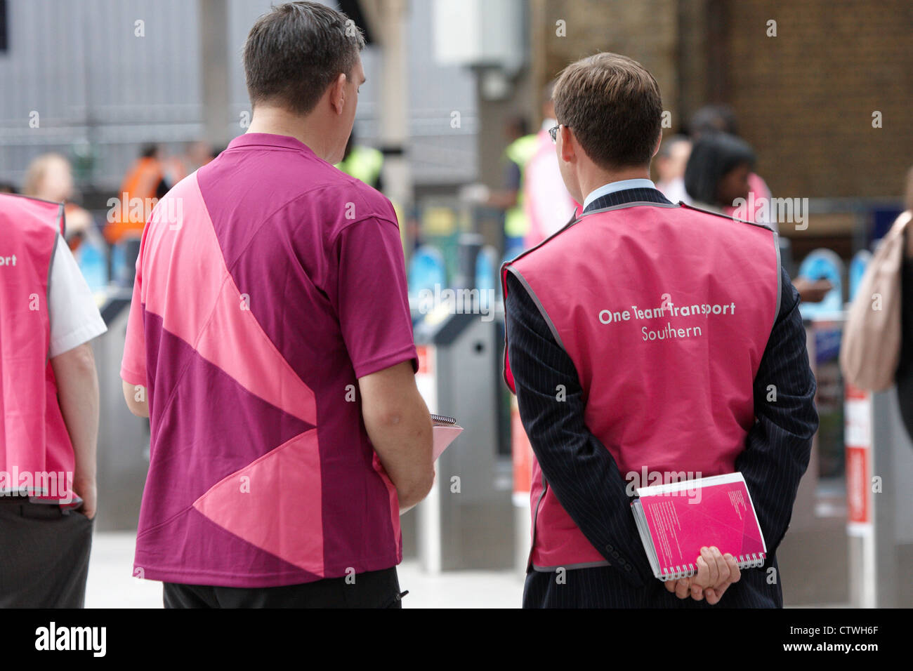 Olympic Volunteers At London Bridge Station Stock Photo - Alamy