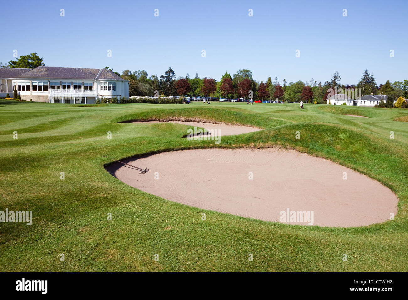 18th green and bunkers at the Kings Course, Gleneagles Golf Club with the Dormie House, Clubhouse Stock Photo