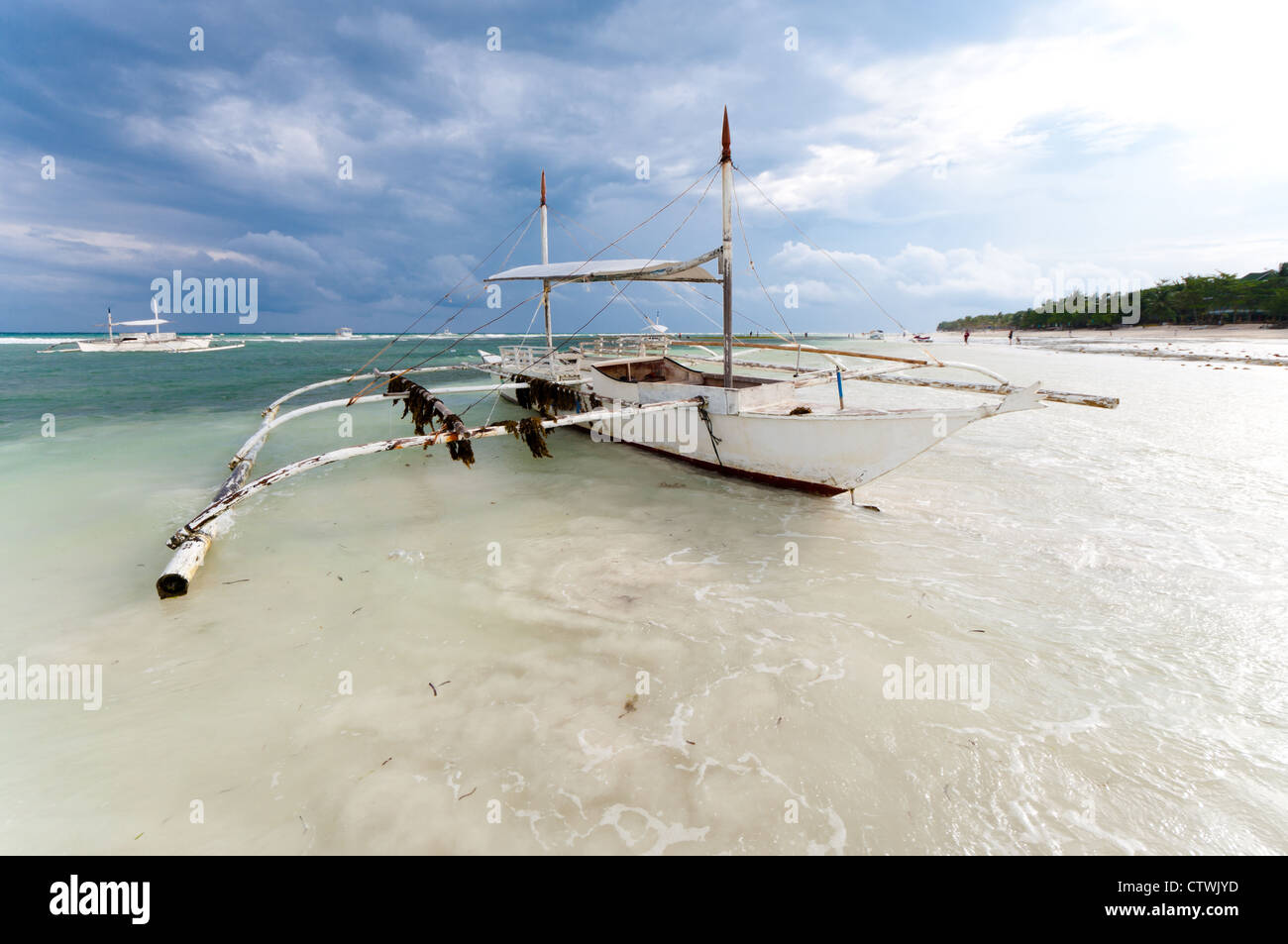 traditional philippine bangka at low tide Stock Photo Alamy