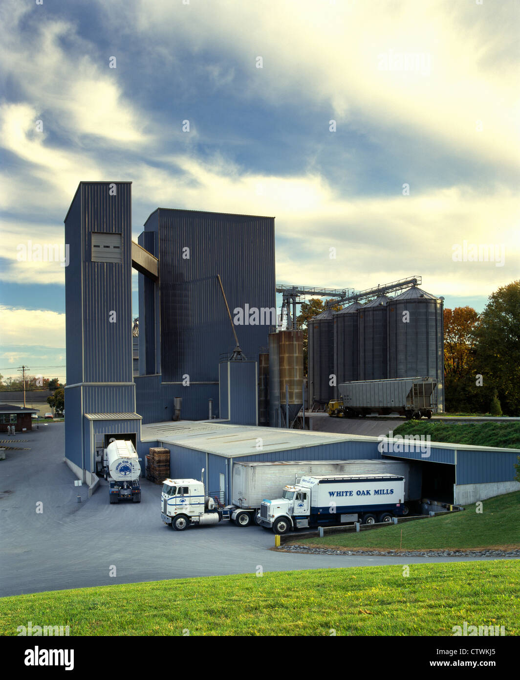 TRUCKS AT WHITE OAK MILLS, LANCASTER PENNSYLVANIA Stock Photo Alamy