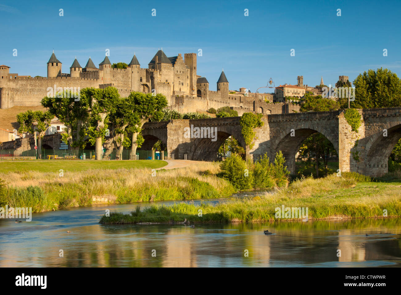 River Aude and Old Bridge (14th Cent) leading to Medieval town of Carcassonne, Languedoc-Roussillon, France Stock Photo