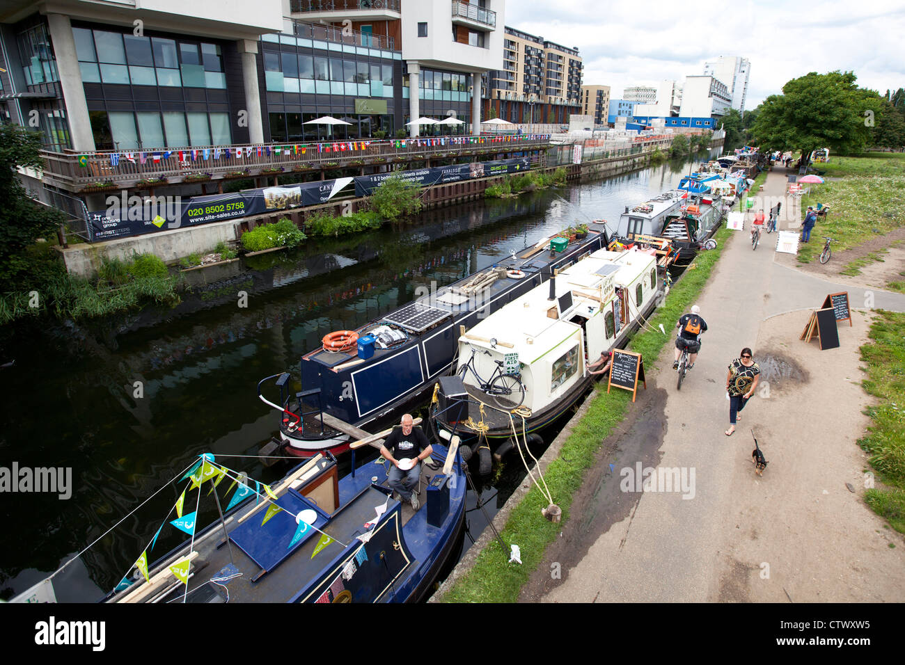 Floating Market sign, Mile End Park, by the Regent’s Canal, London, UK. Stock Photo