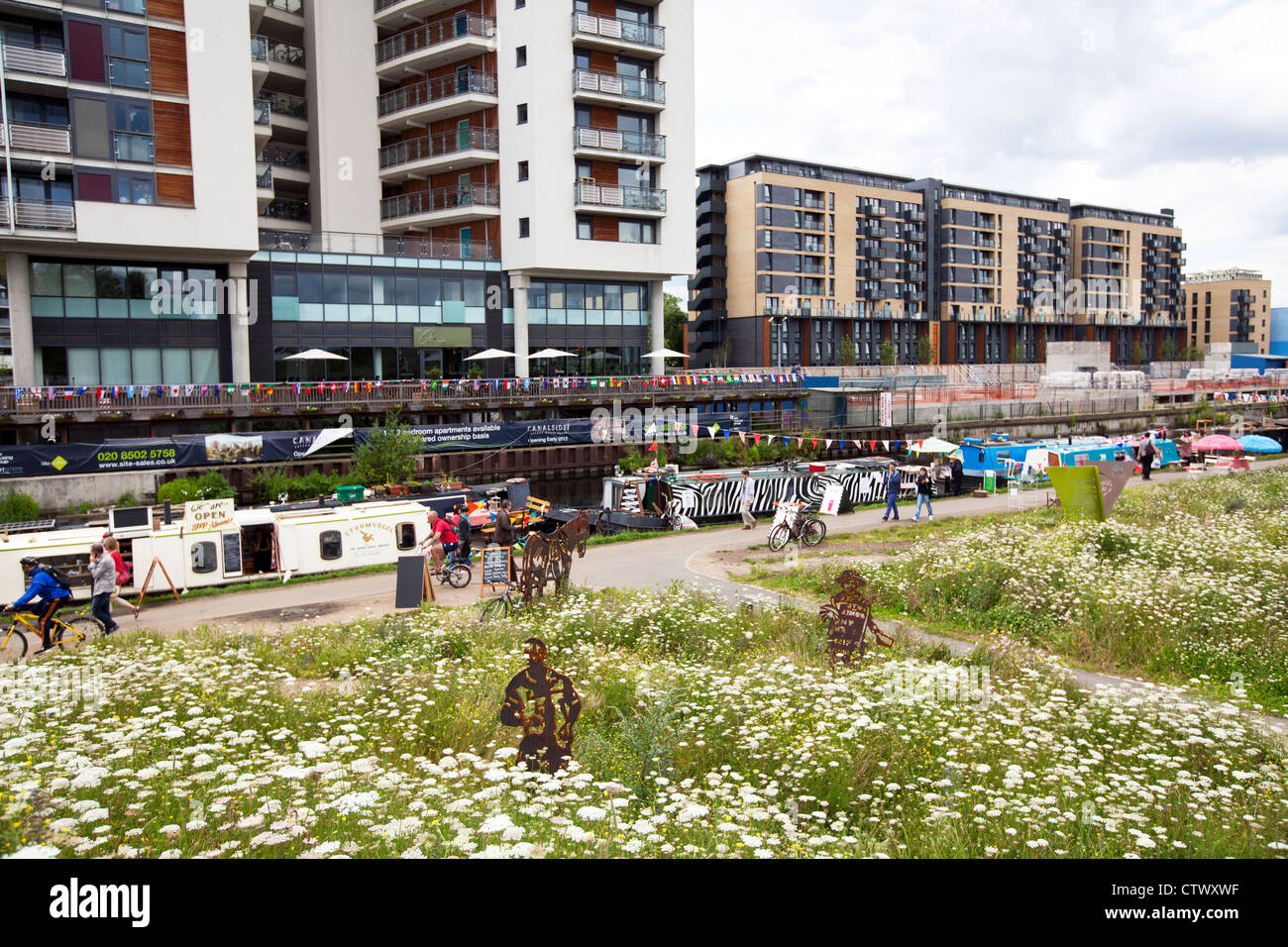Floating Market sign, Mile End Park, by the Regent’s Canal, London, UK. Stock Photo