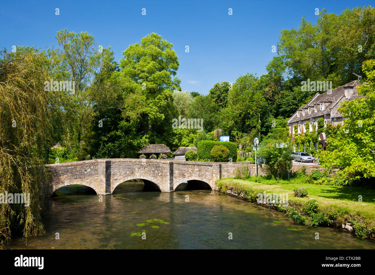 Cotswolds village of Bibury Arched Bridge over the River Coln in Bibury and the Swan Hotel Bibury Cotswolds, Gloucestershire, England, UK, GB, Europe Stock Photo