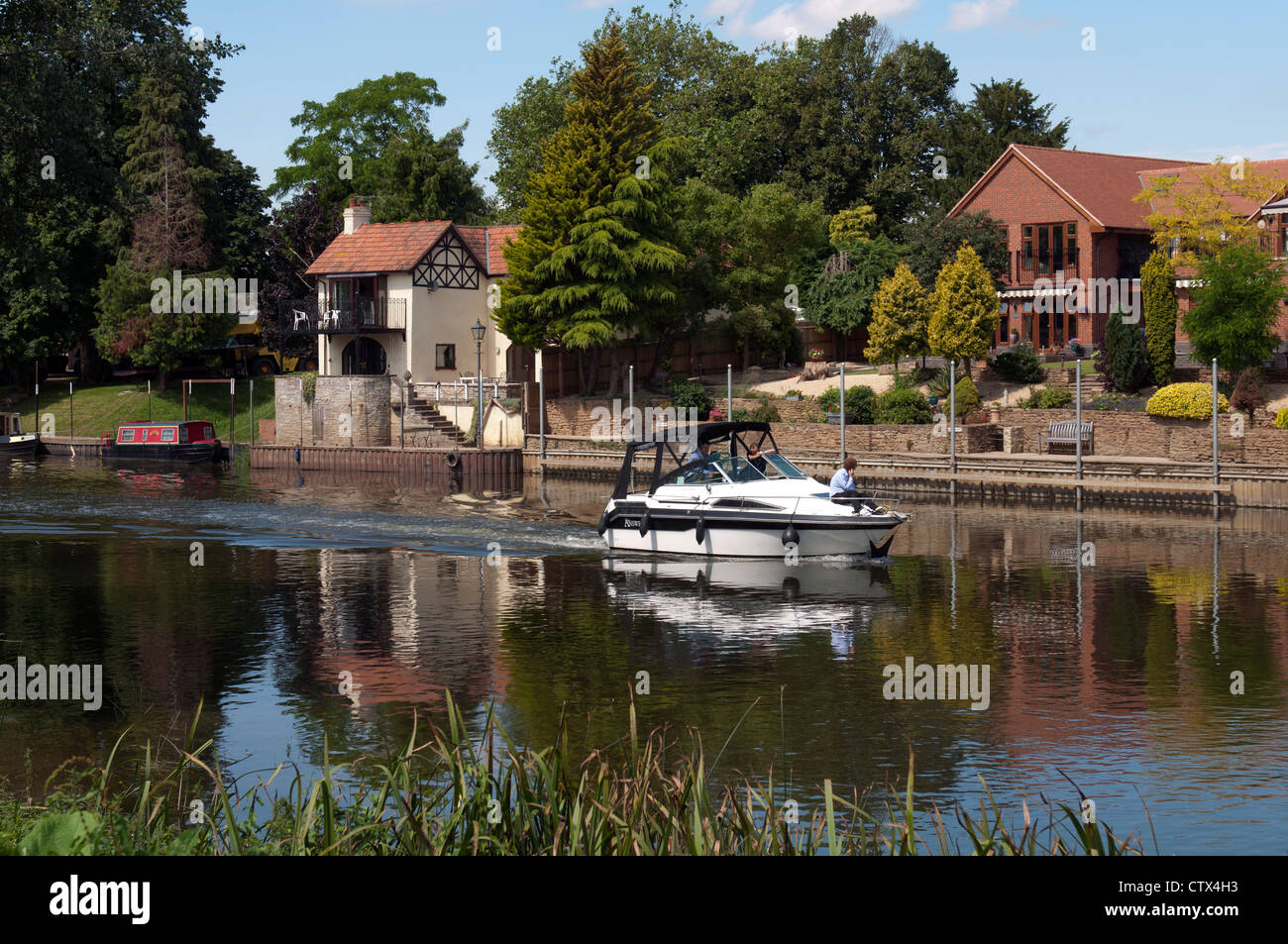 Cabin cruiser on River Avon, BidfordonAvon, Warwickshire, UK Stock