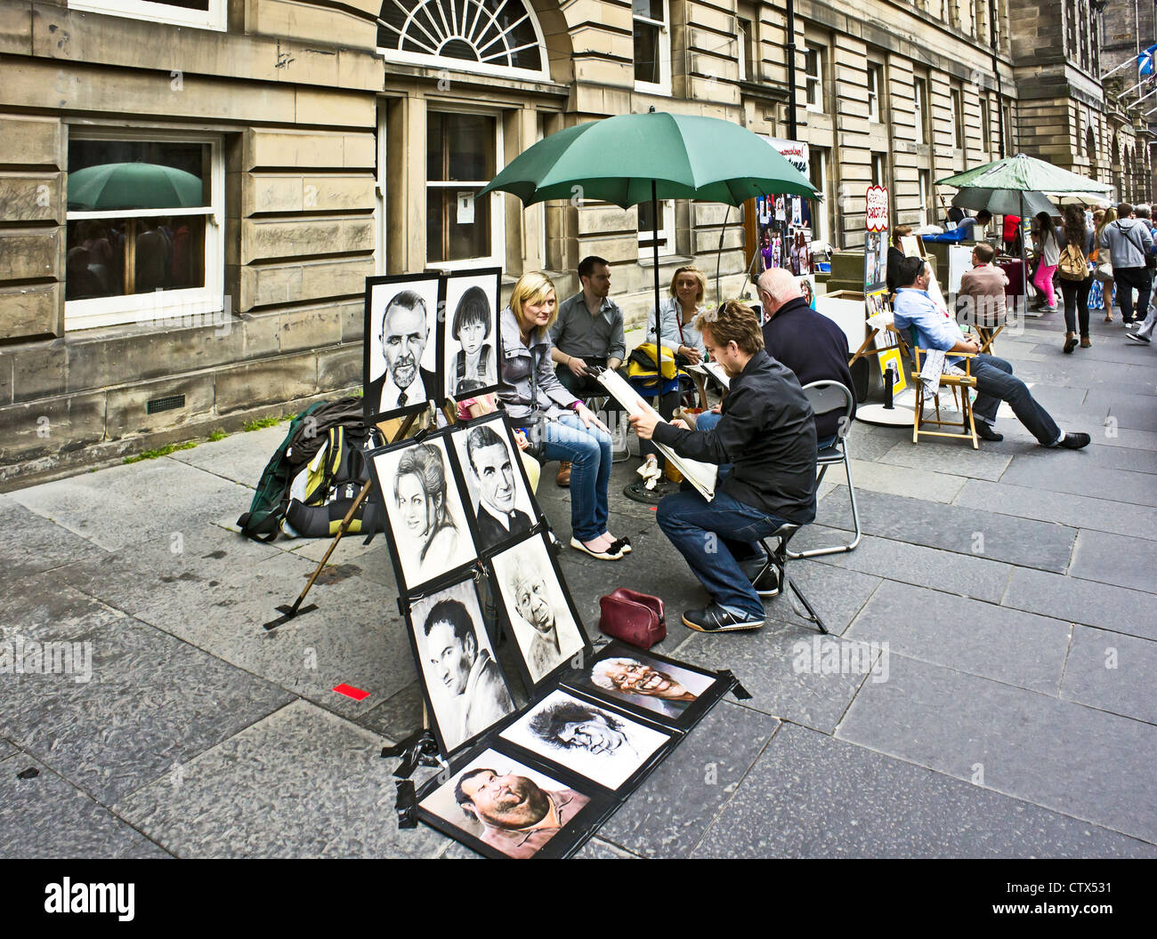 Painting and drawing artists at work in the Royal Mile Edinburgh during the Edinburgh Festival. Stock Photo
