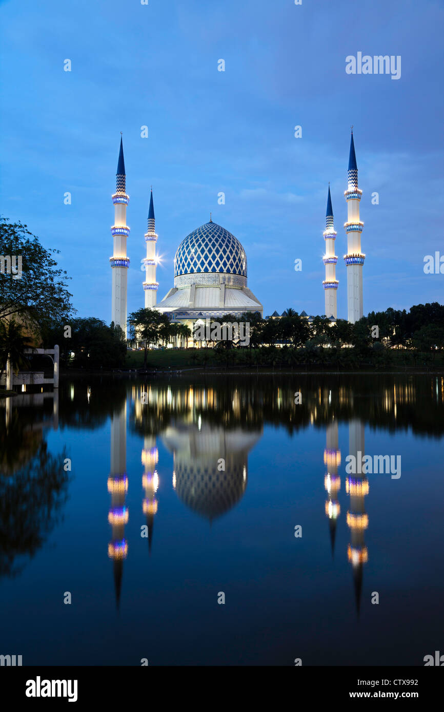 Sultan Salahuddin Abdul Aziz Shah Mosque reflected in pond at dusk Shah Alam Selangor Malaysia Stock Photo