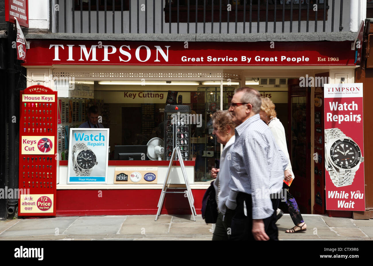 Cutting key keys shop hires stock photography and images Alamy