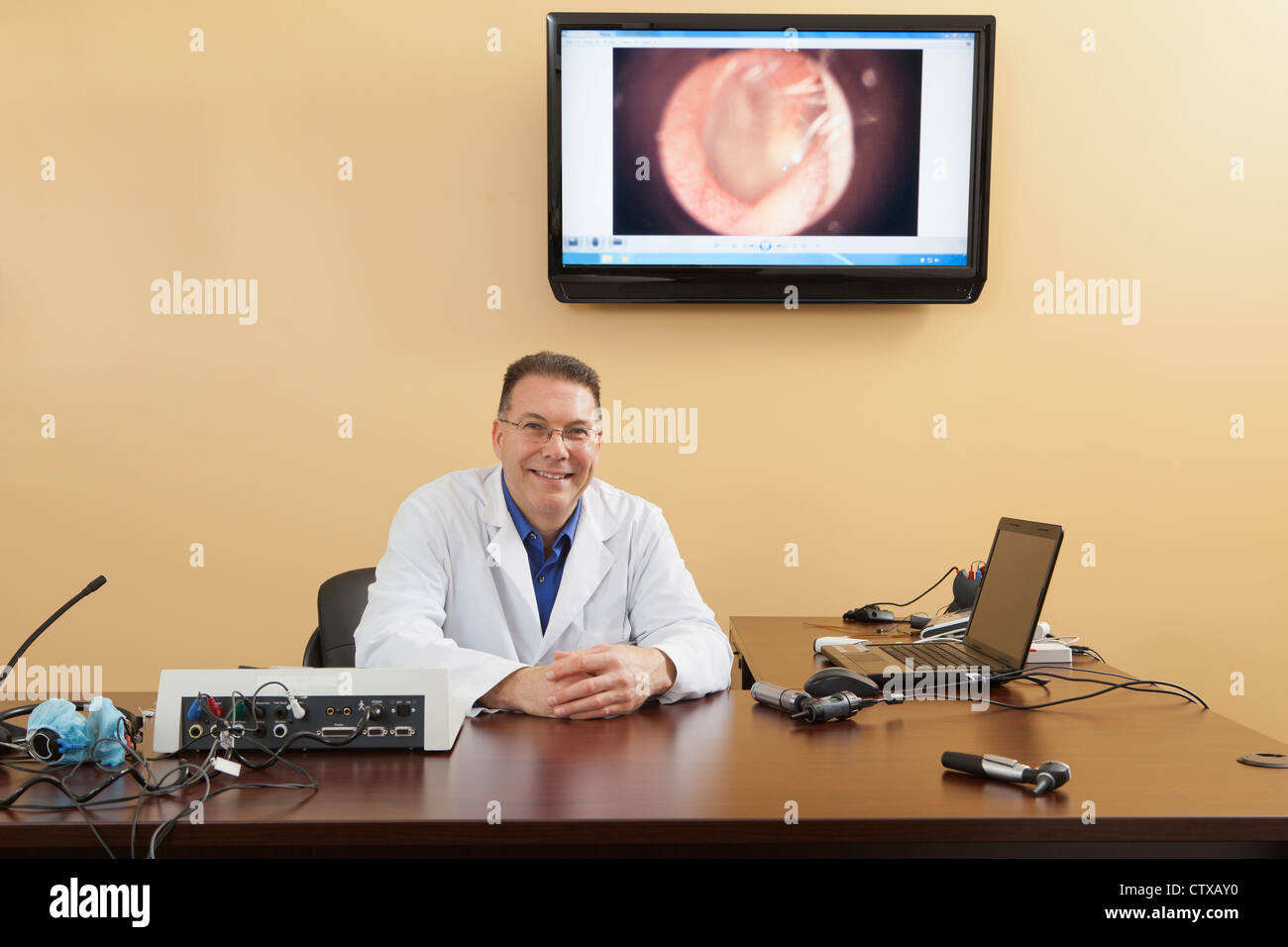 Audiologist hi-res stock photography and images - Alamy