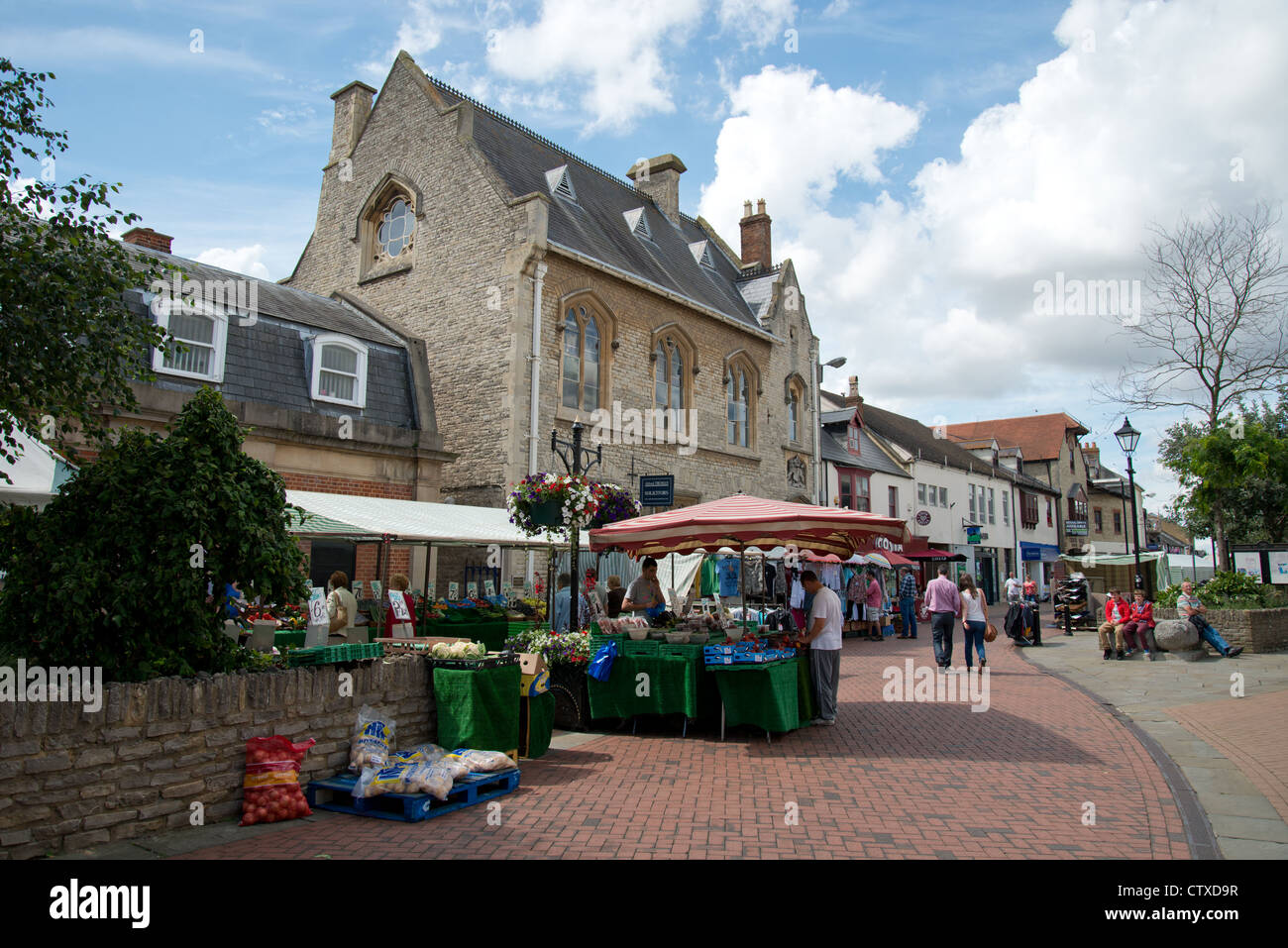 Outdoor market on Sheep Street, Bicester, Oxfordshire, England, United