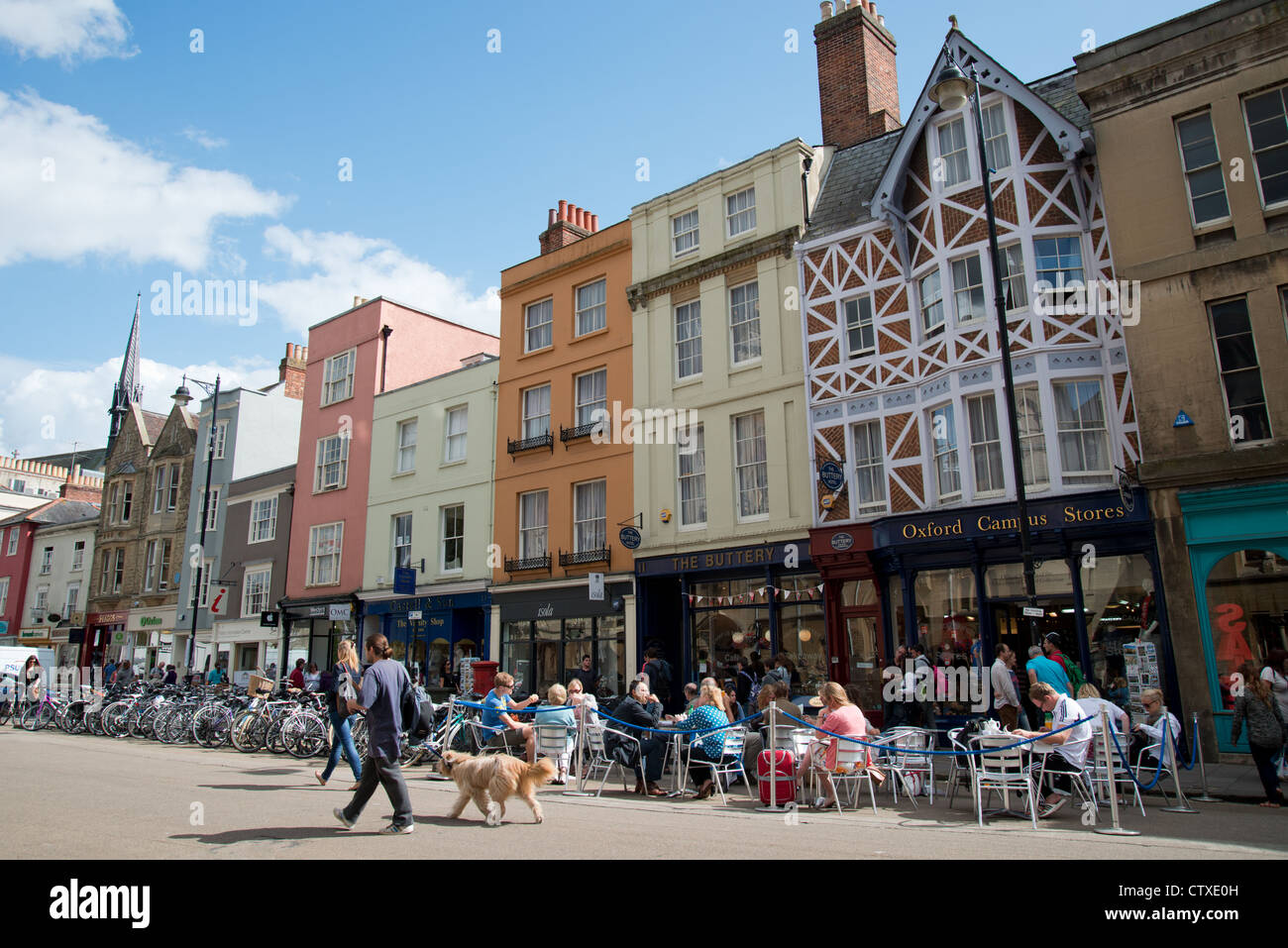 Outdoor cafe on Broad Street, Oxford, Oxfordshire, England, United Kingdom Stock Photo