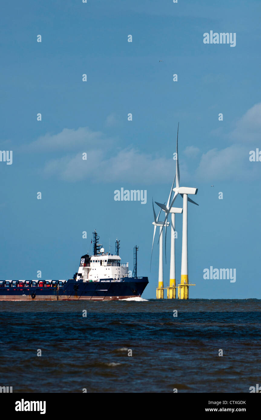 “Highland Champion” Offshore Supply Ship wind turbines scroby sands wind farm Stock Photo