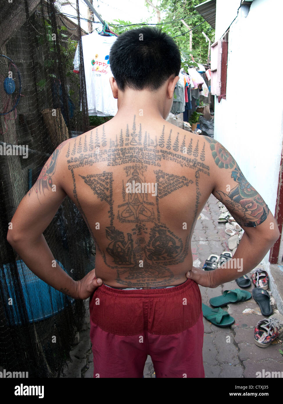 Sak Yan Tattoos. Fisherman in the Bangkok slum area of Klong Toey. Stock Photo