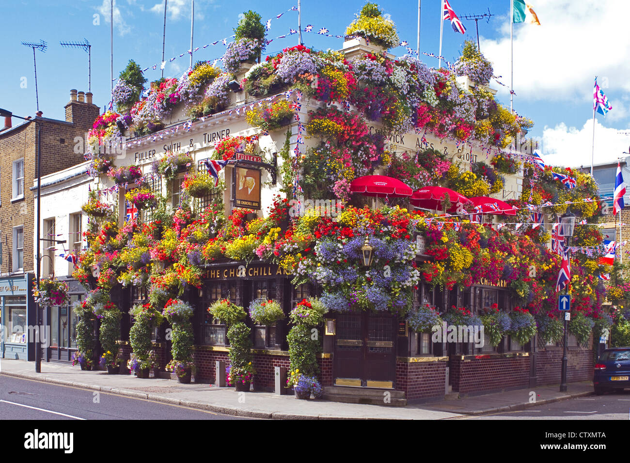 London, Kensington Church Street The Churchill Arms in its summer