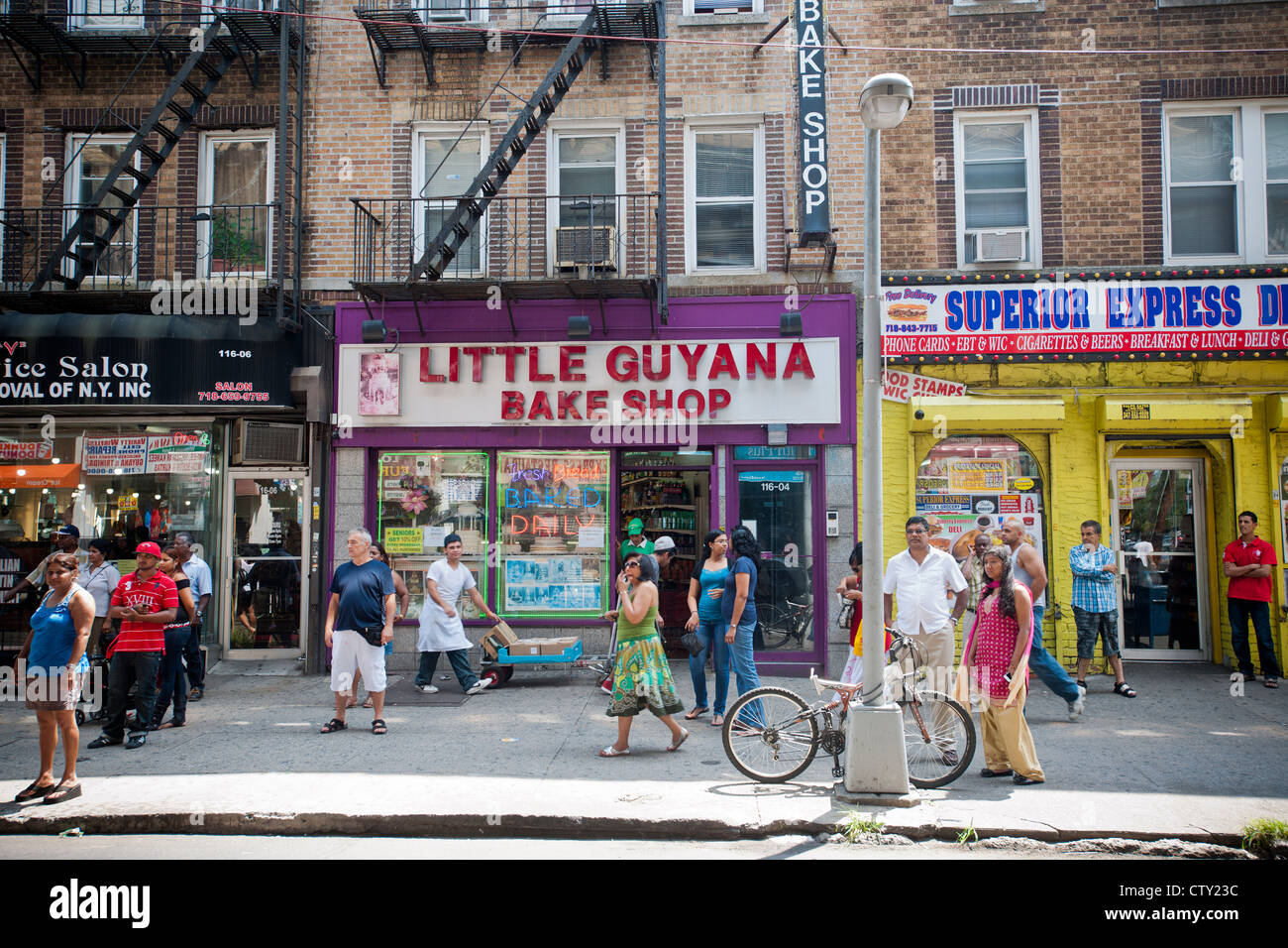 shoppers-and-businesses-in-richmond-hill-in-the-new-york-borough-of-CTY23C.jpg