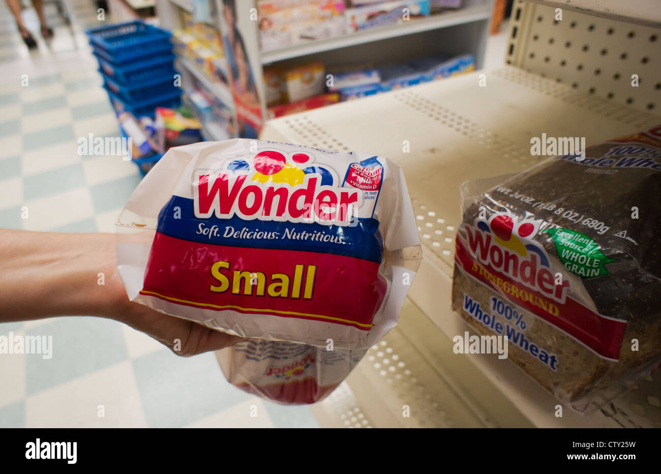 A loaf of Wonder Bread in a supermarket New York Stock Photo - Alamy