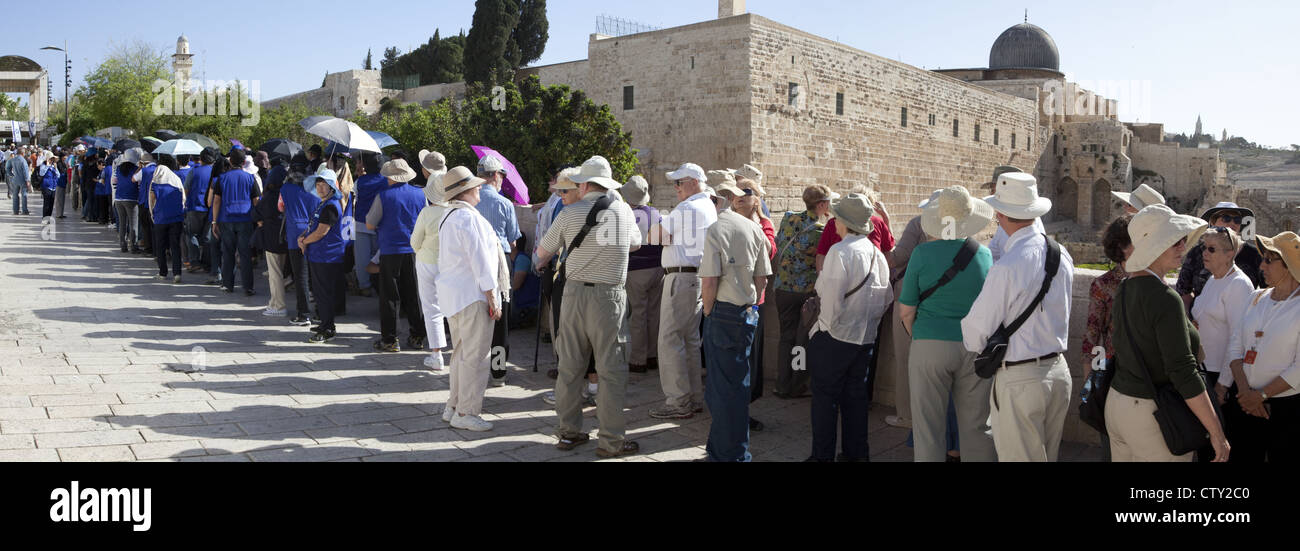 Tour groups lined-up and waiting to enter the Islamic holy site Masjid Qubbat As-Sakhrah or The Dome of Rock, Jerusalem, Israel Stock Photo