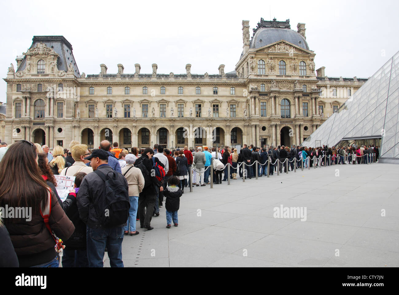 Paris standing in line hi-res stock photography and images - Alamy