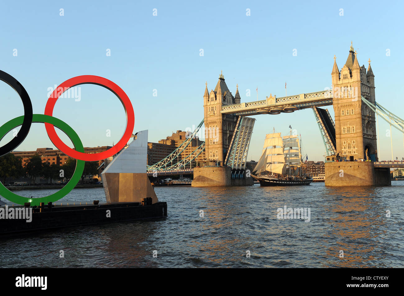 The Belem sailing ship passing through Tower bridge, london se1 Stock ...