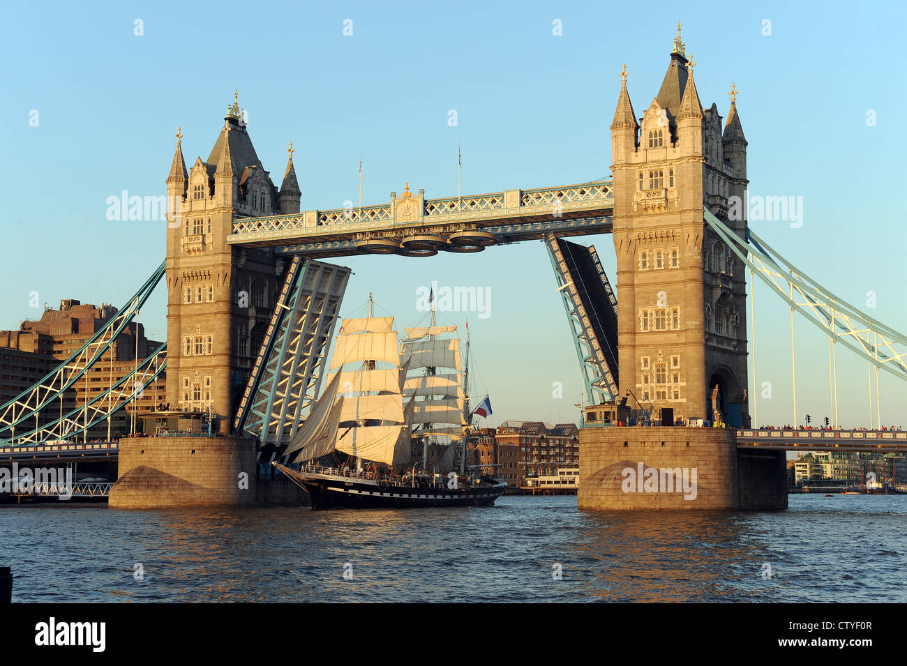 The Belem sailing ship passing through Tower bridge, london se1 Stock ...