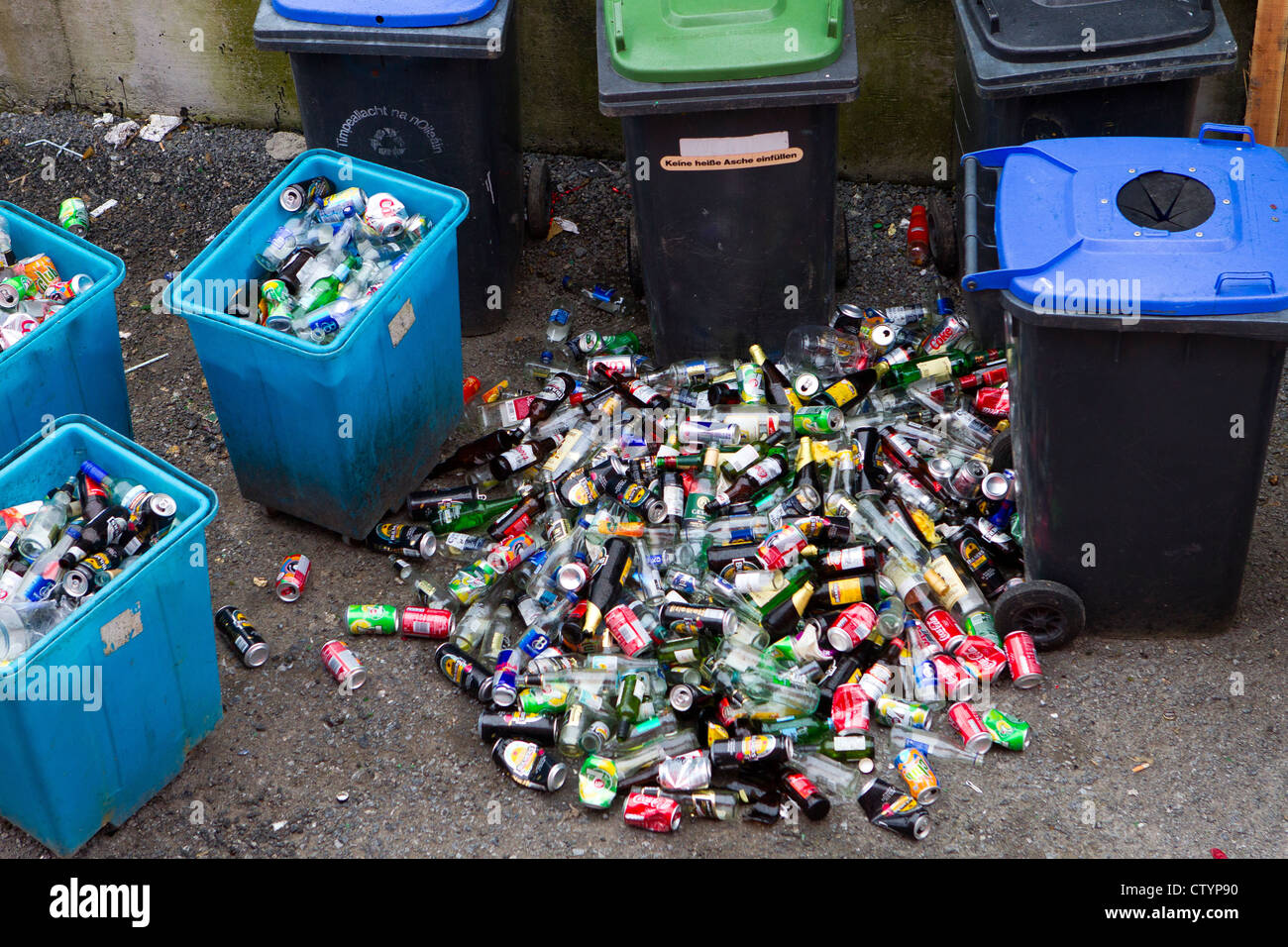 Dumped glass bottles hi-res stock photography and images - Alamy