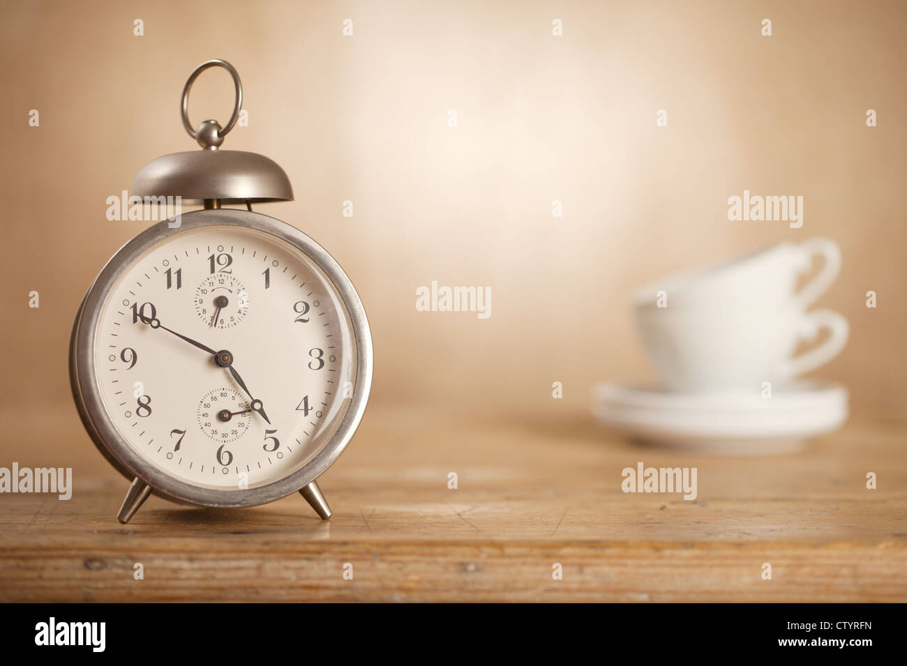 чайная церемония в англии файв о'клок. чёрный будильник говорящий время. файф оклок чай. чаепитие в англии рисунок. чай файв о клок.