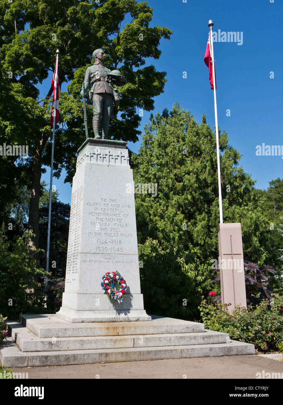 Statue in memory of fallen Niagara Falls soldiers in the two world wars