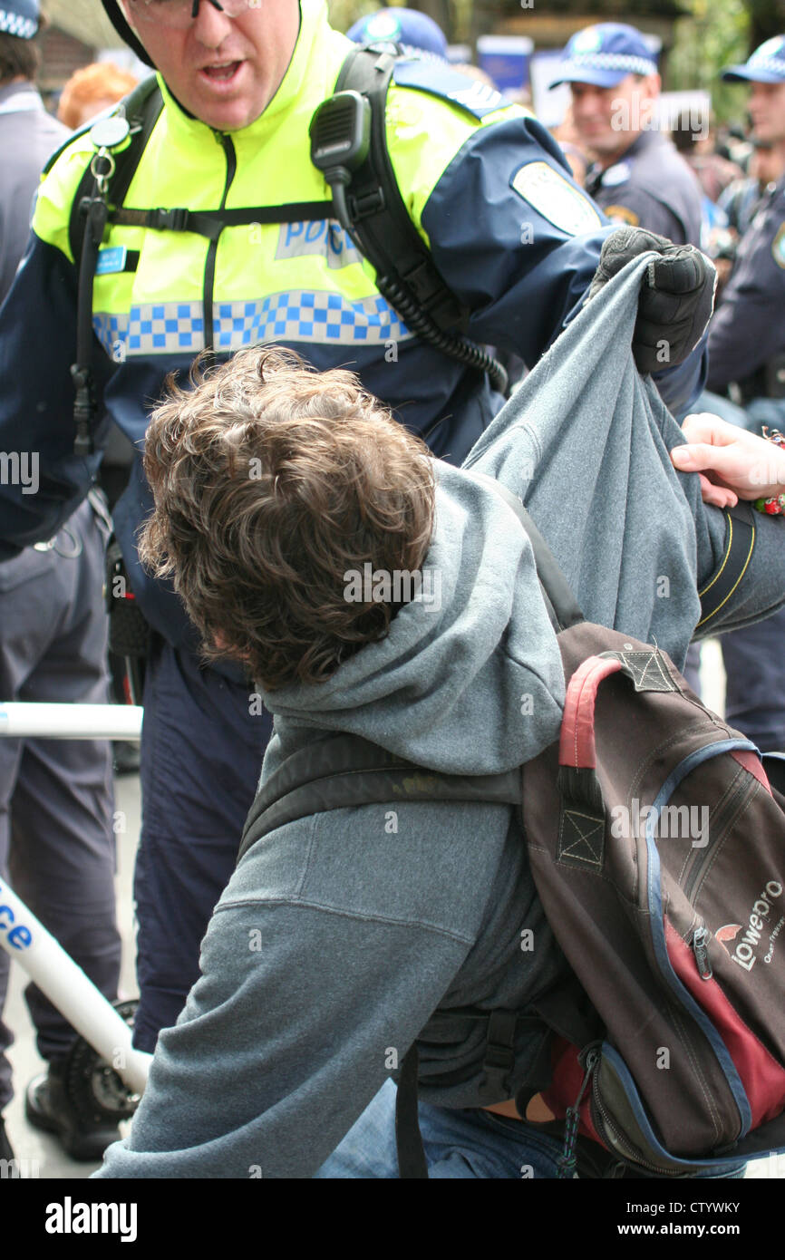 Police arrest a man at the 2007 APEC, Sydney, New South Wales, Australia Stock Photo