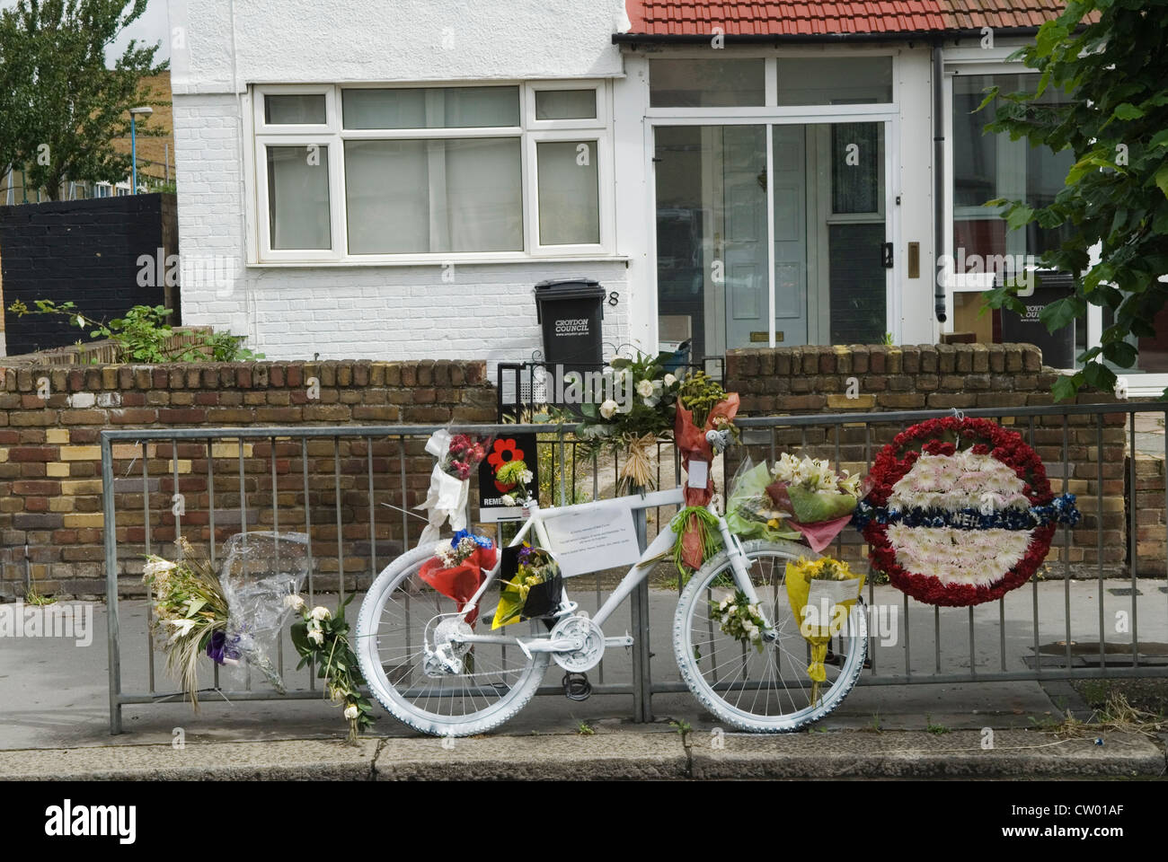 Cyclist died Memento Mori white painted and decorated with flowers symbolic, symbolising the death of a cyclist in a road traffic accident. UK 2012, 2010s Croydon London HOMER SYKES Stock Photo