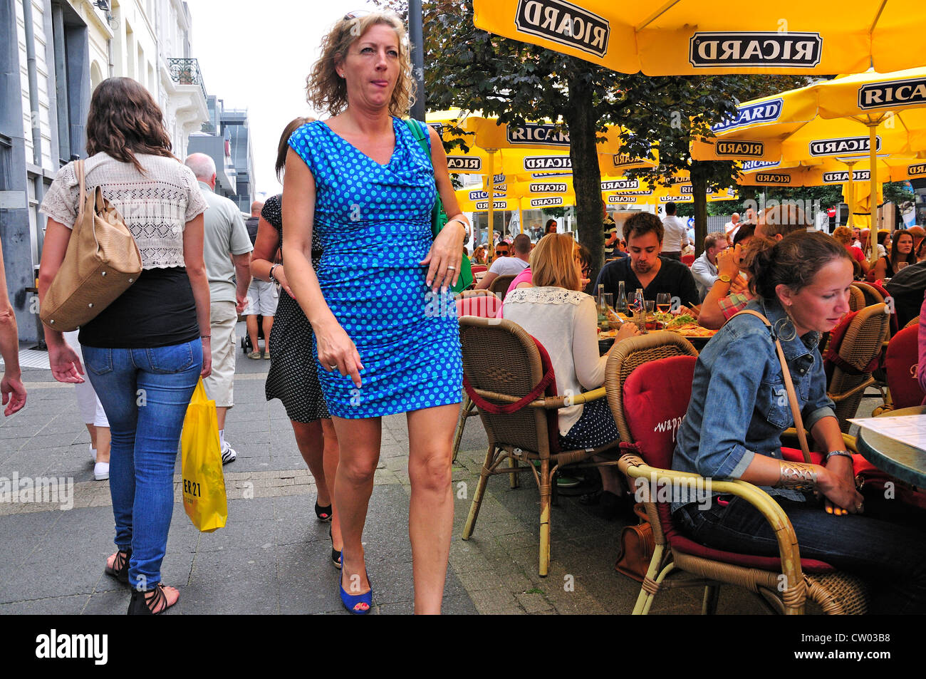 Antwerp / Antwerpen, Belgium. Woman walking past café Stock Photo - Alamy