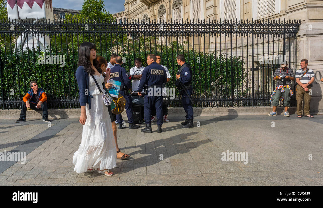 French police uniforms hi-res stock photography and images - Alamy