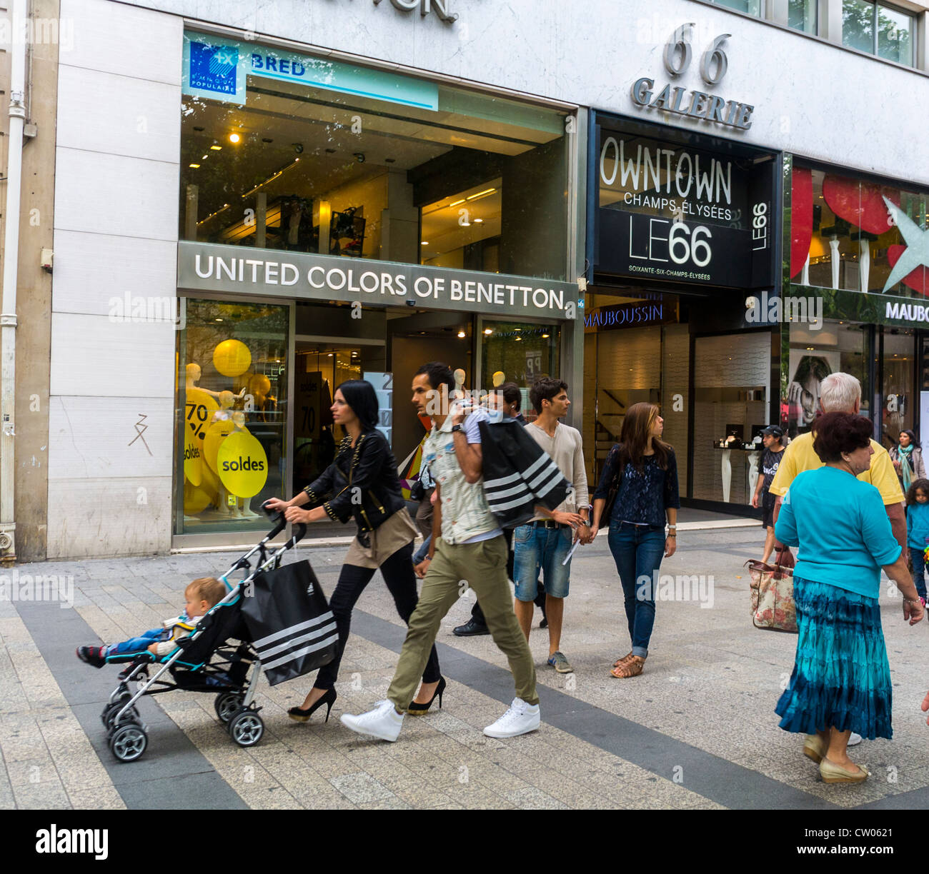 Shopping paris busy hi-res stock photography and images - Alamy