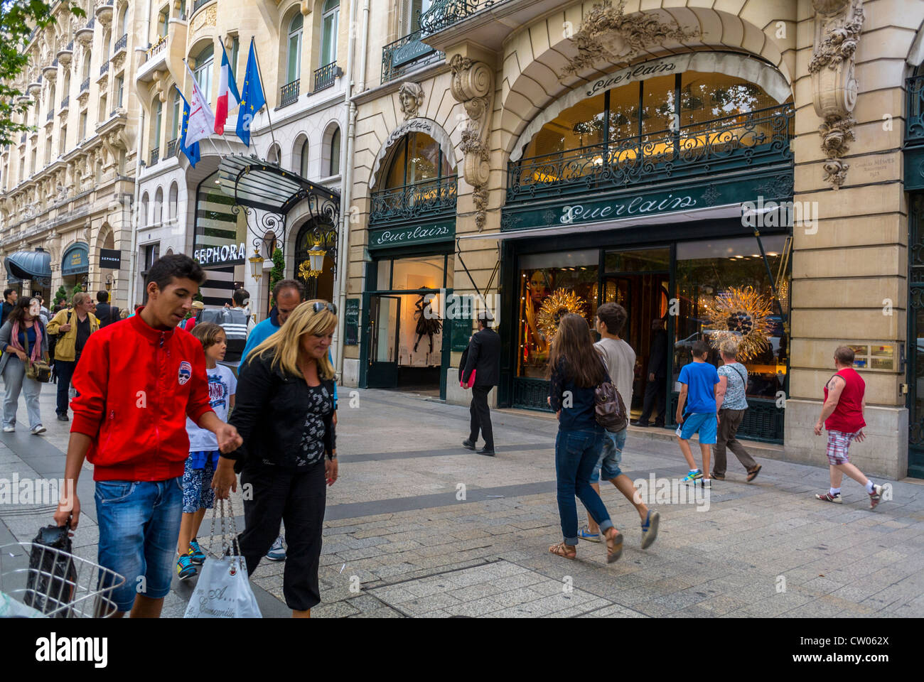 Paris, France, People Walking, Shopping, on the Avenue Champs Elysees  Guerlain Perfume Store Front, busy street shop, streets of Paris shops  centre Stock Photo - Alamy