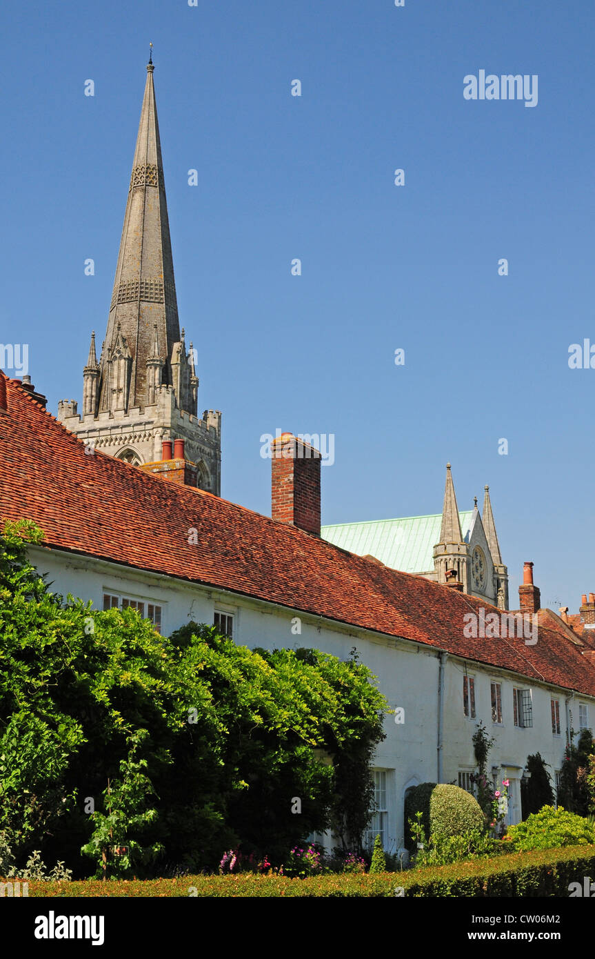 Fifteenth century cottages, part of The Vicar's Close, Cathedral Precincts, Chichester. Cathedral of The Holy Trinity behind. Stock Photo
